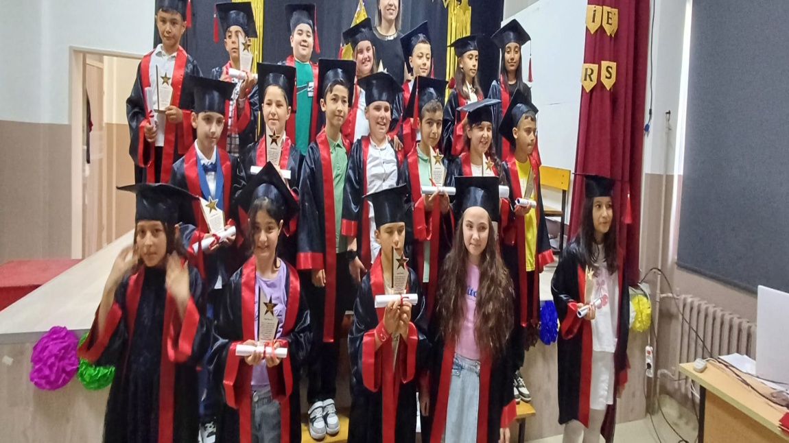 Unutulmaz Bir Mezuniyet Töreni: Funda Çıbık Öğretmenimizin Hazırladığı Program Büyük Beğeni Topladı